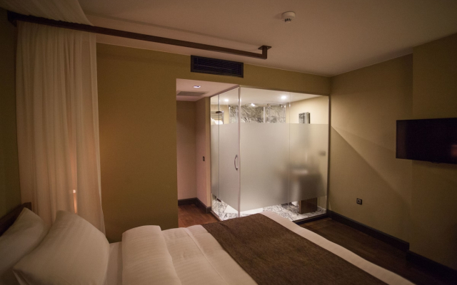 Juliet Rooms & Kitchen