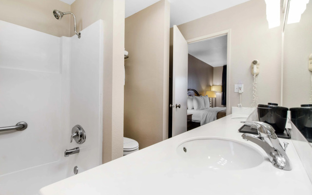 BaySide Inn & Suites Eureka