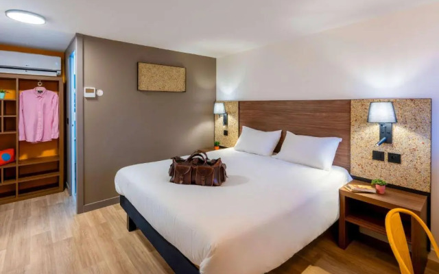 greet Hotel Chatellerault
