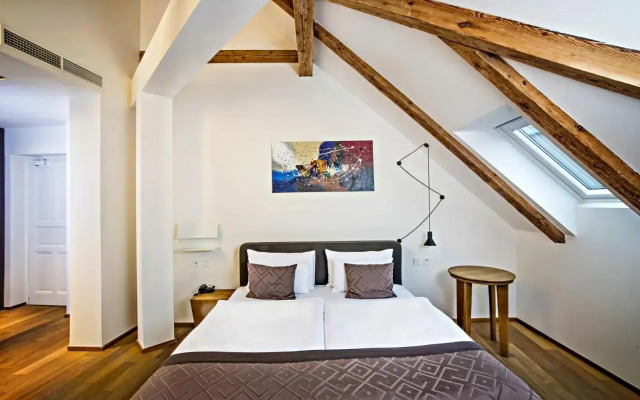 Golden Crown Hotel