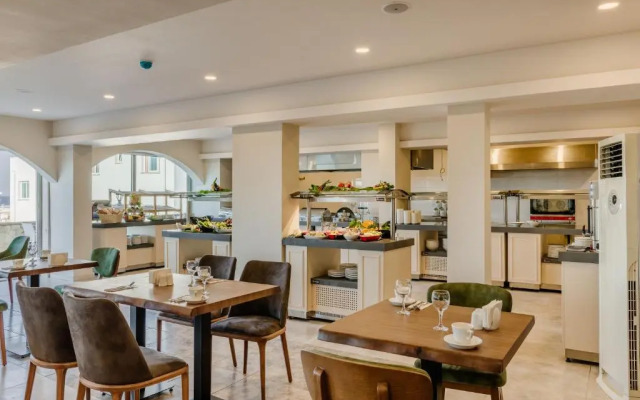 Olivia Palm Hotel
