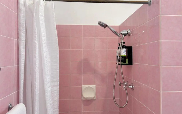 Mollymook Ocean View Motel - Welcoming Guests 18 Years and Older