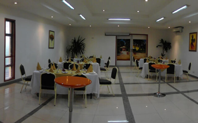 La Cour Hotels and Apartments Glover