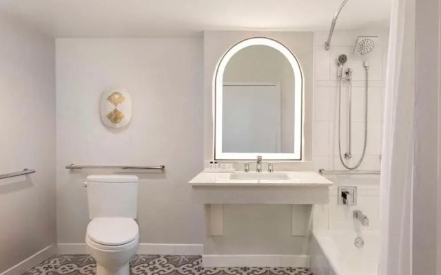 The Singer Oceanfront Resort, Curio Collection by Hilton