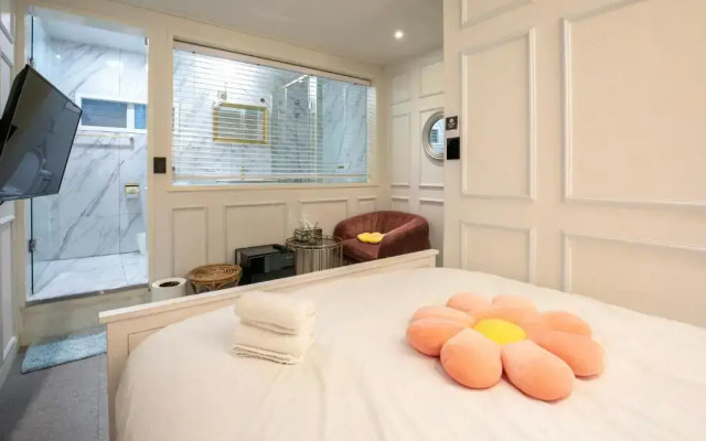 Bias K-GIRL GUESTHOUSE - Caters to Women