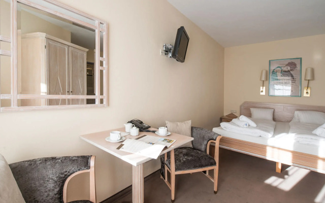 Crystls Aparthotel