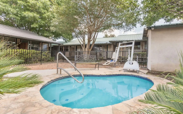 Travelodge Inn & Suites by Wyndham San Antonio Airport