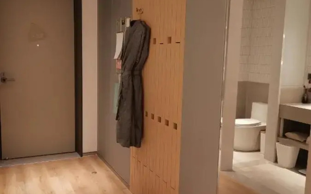 Zhengzhou East Railway Station Crossing Hotel