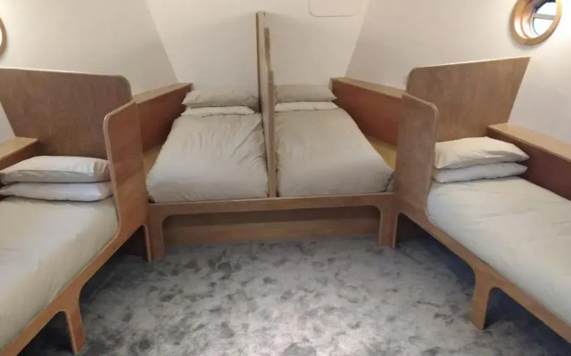 Kyle Blue Bristol - Luxury Hostel Boat