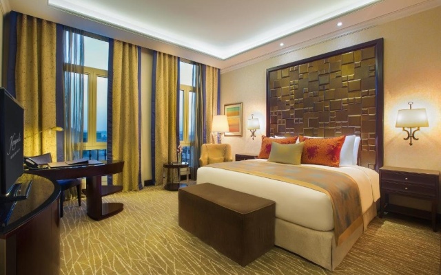 Royal club room with pool view — фото 3