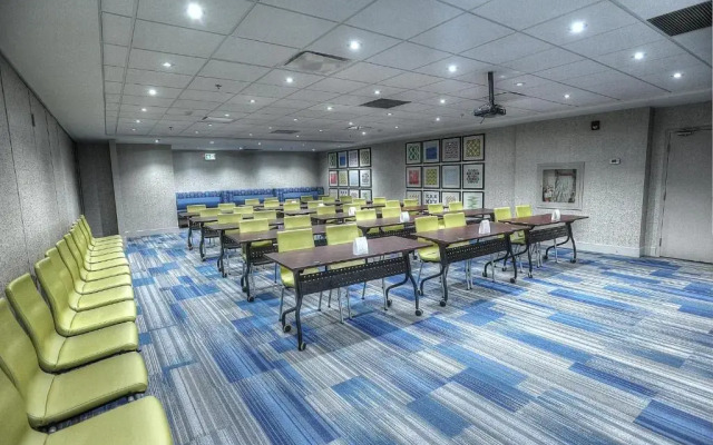 Holiday Inn Express & Suites Toronto Airport West by IHG