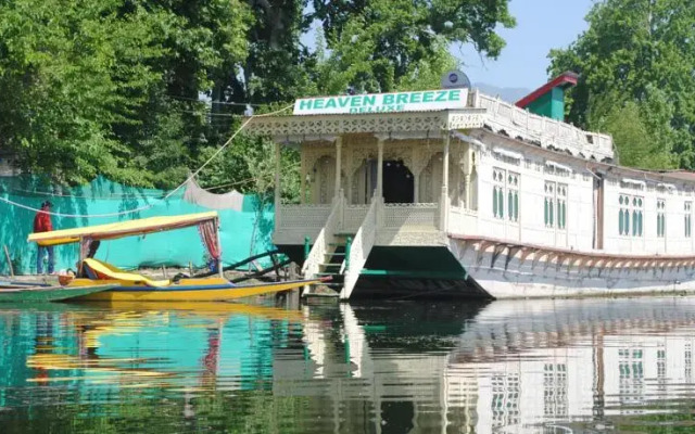 Houseboat Heaven Breeze