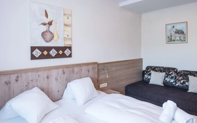 Crystls Aparthotel