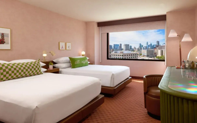 Downright Austin, A Renaissance Hotel