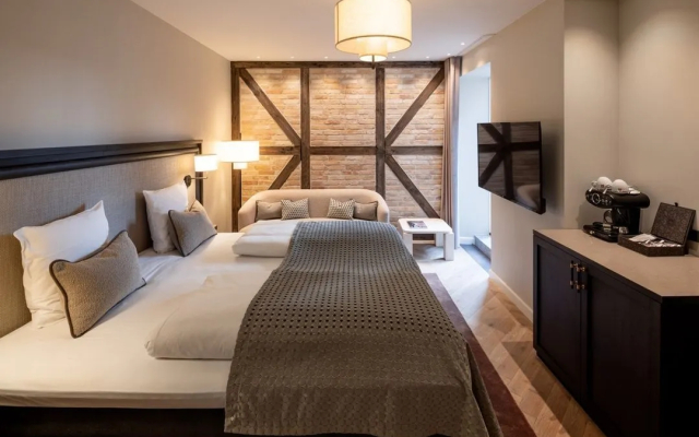 Ascot Hotel & Apartments