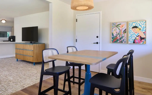 Royal Lahaina Resort & Bungalows