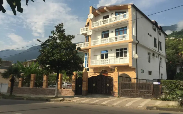 Guest House on prospect Ardzinba 257