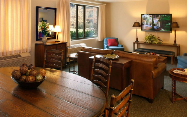 Williamsburg Woodlands Hotel & Suites, an official Colonial Williamsburg Hotel