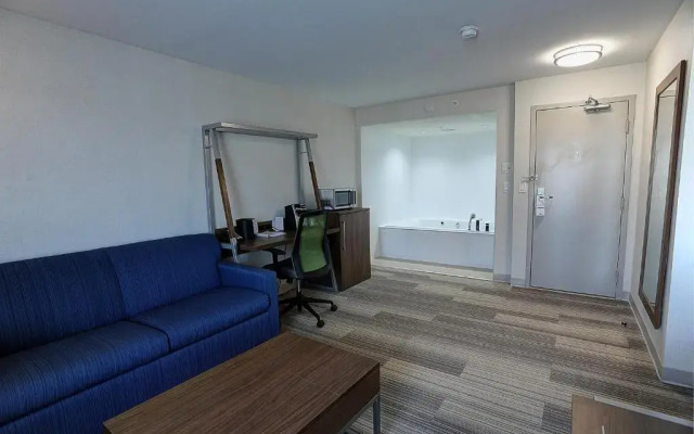 Holiday Inn Express & Suites Toronto Airport West by IHG