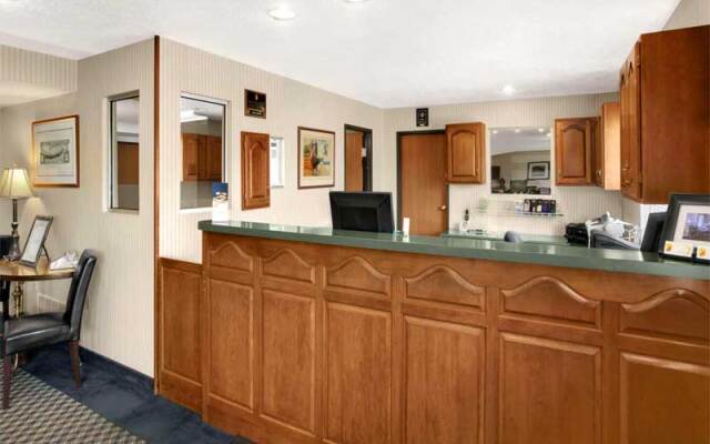 Hometown Inn & Suites