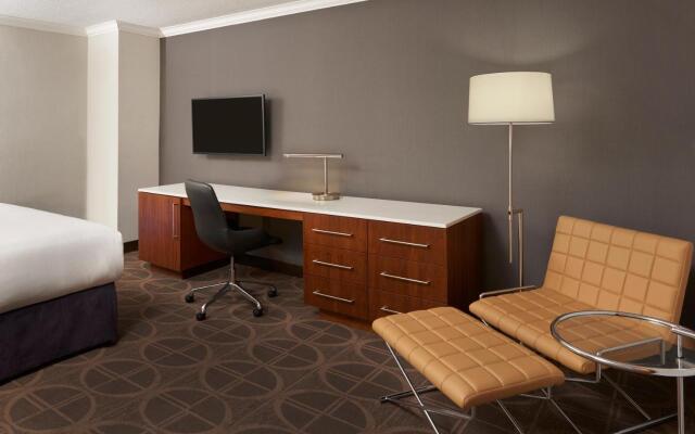 Hilton Toronto Airport Hotel & Suites