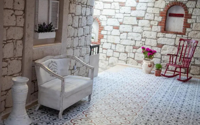 Alacati Albatross Hotel