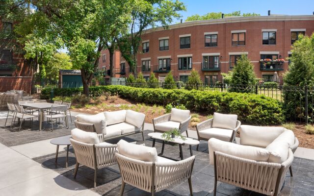 Courtyard by Marriott Chicago at Medical District / UIC