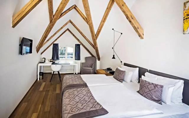 Golden Crown Hotel