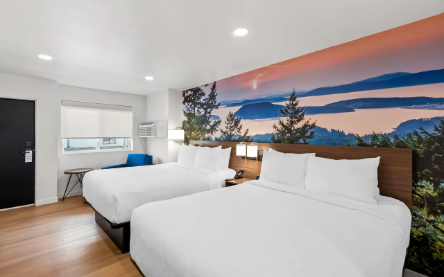 Clarion Pointe Hotel