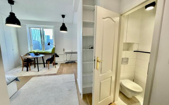 HOLIDAY 2 WiFi 300Mbs 70’TV Netflix HBO Max Apple