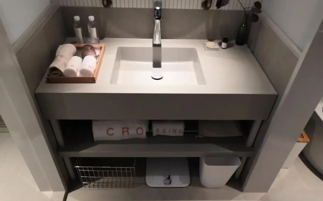 Zhengzhou East Railway Station Crossing Hotel