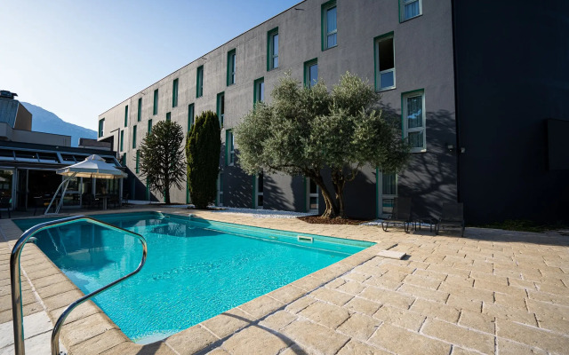 PoMo Hotel & Restaurant