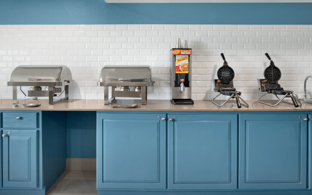 Country Inn & Suites by Radisson, Pella, IA