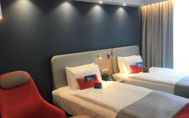 Holiday Inn Express Zurich Airport, an IHG Hotel