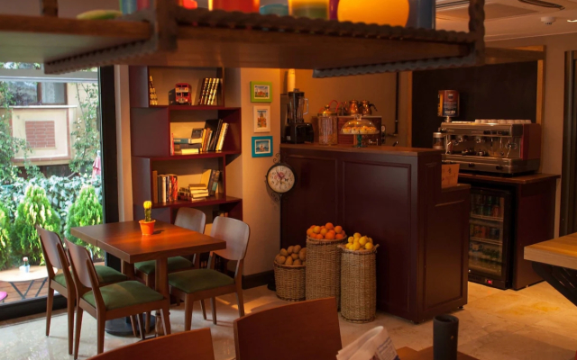 Juliet Rooms & Kitchen