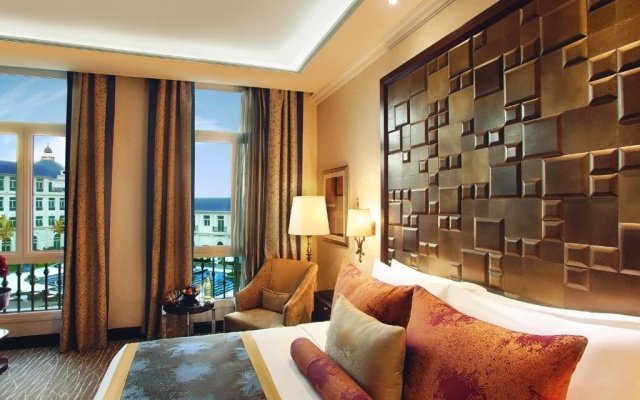 Royal club room with pool view — фото 4