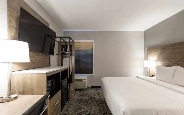 Rodeway Inn & Suites near Outlet Mall - Asheville
