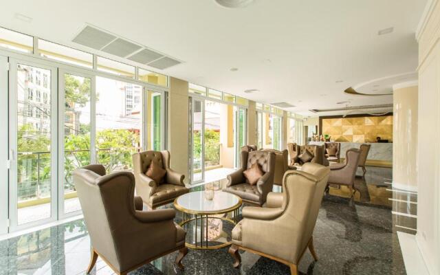 Crystal Palace Luxury Hotel