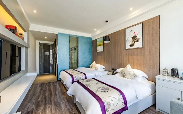 Spring River Flower Moon Hotel (Kunming Dianchi Haigeng Dam)