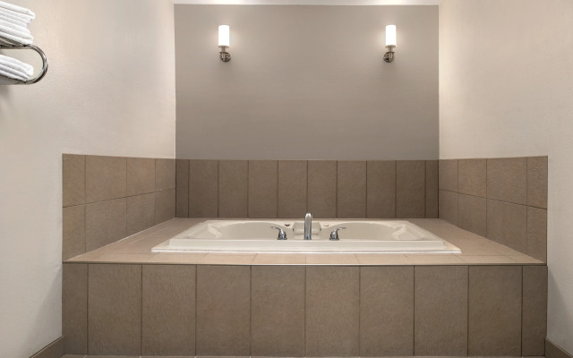 Country Inn & Suites by Radisson, Brookings, SD