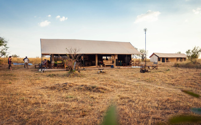 Gnu Mara River Camp