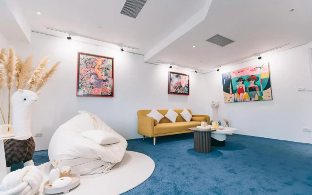 Meistay Art Gallery Hotel