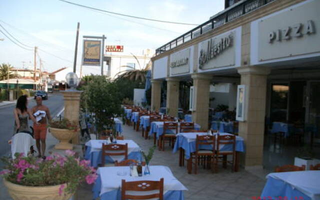 Montes Studios & Apartments