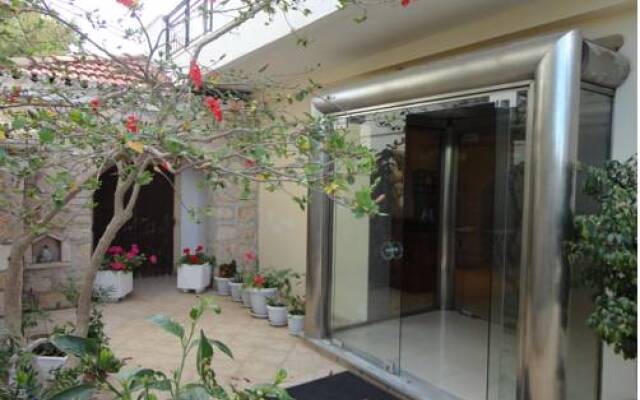 Montes Studios & Apartments