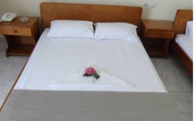Montes Studios & Apartments