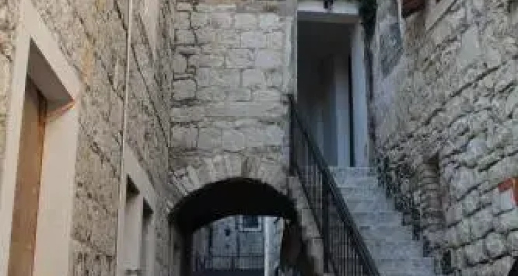 Stone Wall Apartments