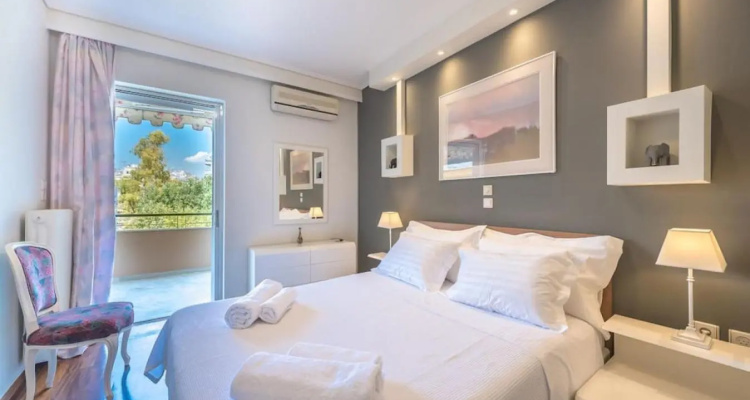 Central 3br Apartment Next To Panormou Metro!