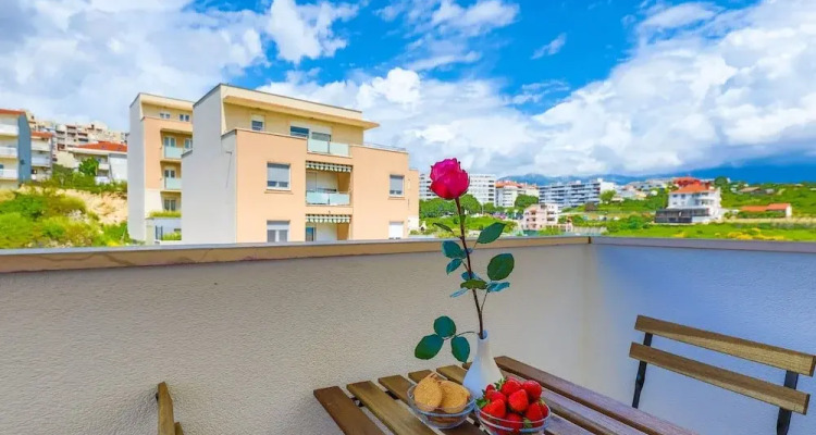 Close To Znjan Beach, Spacious Studio W. Balcony