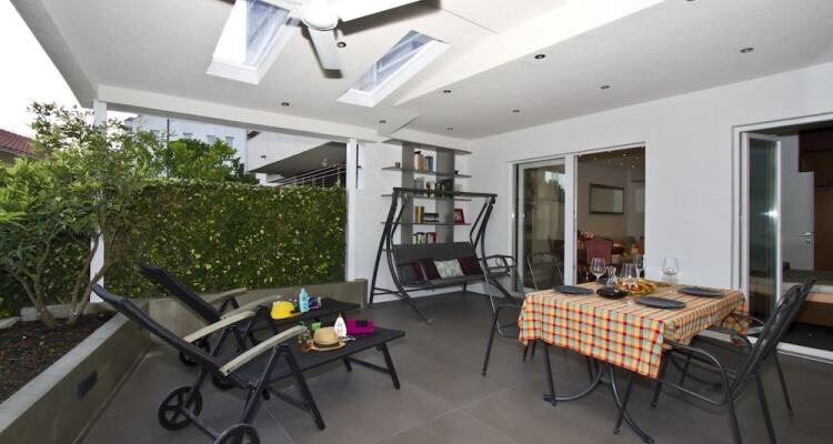 Luxury Apt With Roofed Patio Near Beach & Center