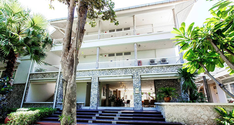 Baan Bayan Beachfront Hotel